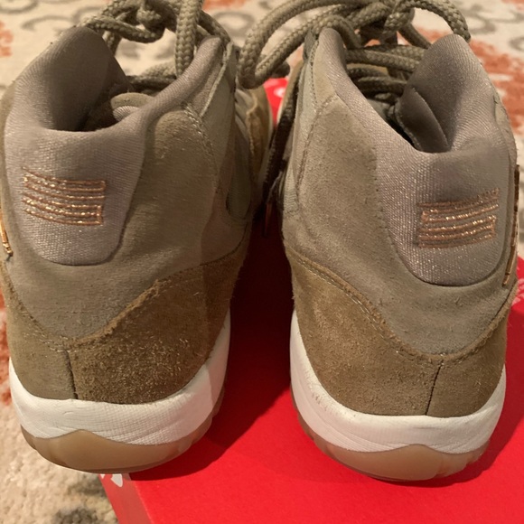 women’s Air Jordan Retro 11 basketball shoes - Picture 3 of 5
